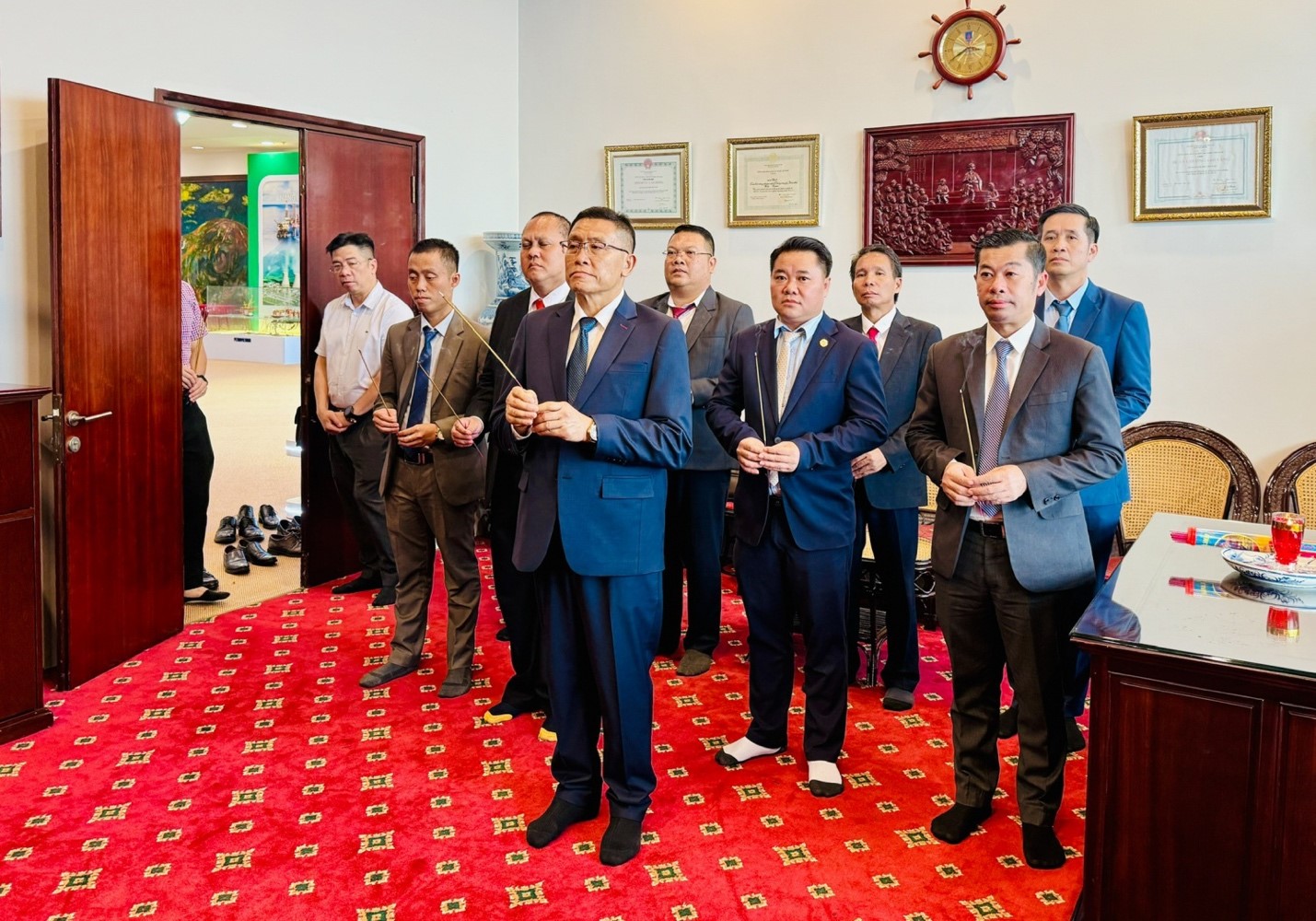 Đoàn công tác Ban cải cách Doanh nghiệp Trung ương, nước cộng hoà dân chủ nhân dân Lào dâng hương bày tỏ lòng thành kính trước anh linh Chủ tịch Hồ Chí Minh vĩ đại